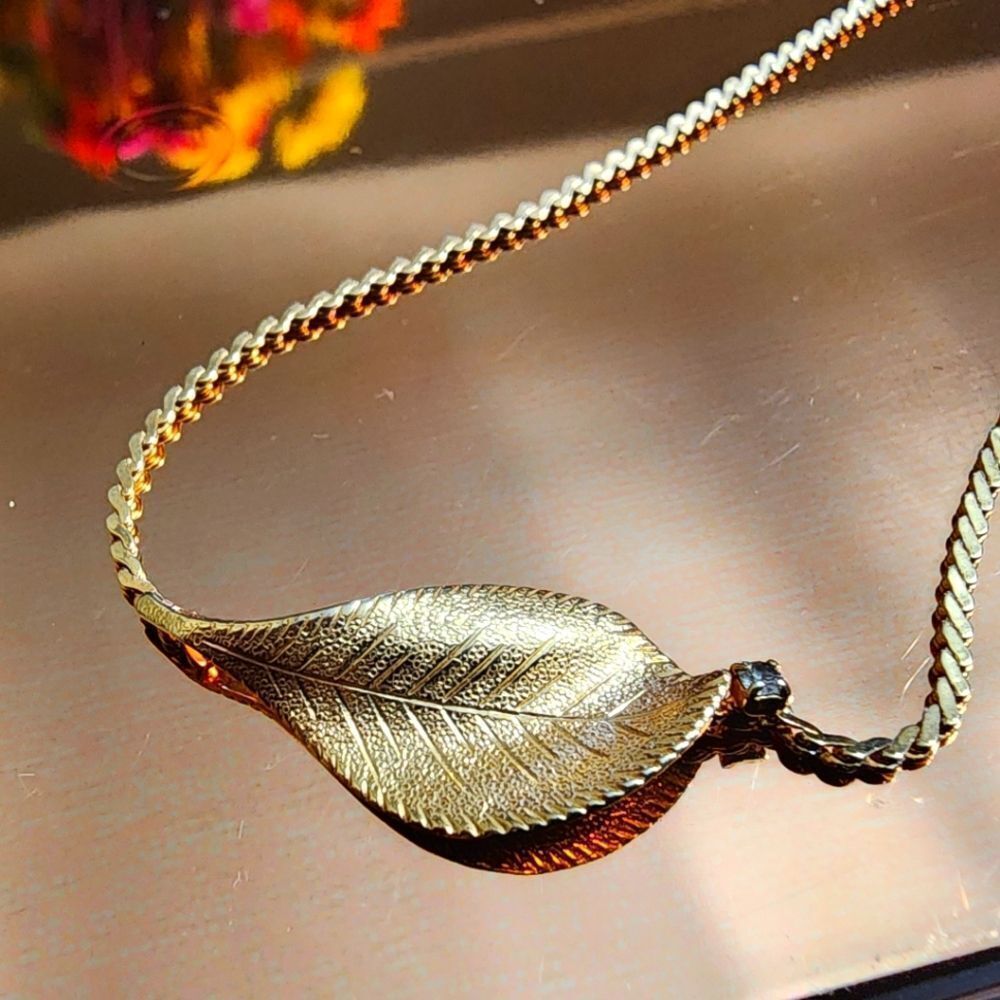 🐢 Golden Leaf necklace. Vintage glam! - Picture 1 of 7